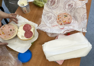 Uczniowie przygotowują zdrowe drugie śniadanie.