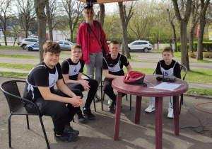 Zwycięska drużyna wraz z opiekunką