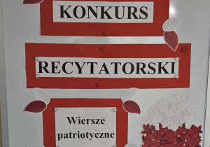 Tablica z napisem Konkurs recytatorski - wiersze patriotyczne.