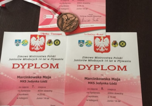 Trzy dyplomy i cztery medale z zawodów pływackich.