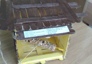 Mini karmnik z patyczków od lodów.