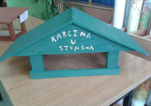 Karmnik w kolorze morskim.