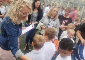 Wychowawczyni klasy I sprawdza listę obecności.
