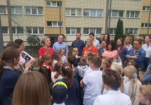 Pani Małgosia wita uczniów klasy II a oraz ich rodziców.