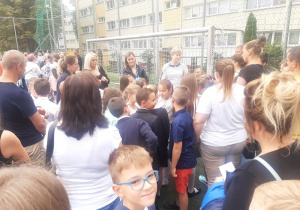 Pani Kasia i jej trzecioklasiści witają się ze sobą.