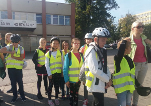 W drodze na Motodrom - oczekiwanie na przejście przez jezdnię