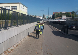 W drodze na Motodrom - poruszanie się drogą dla pieszych