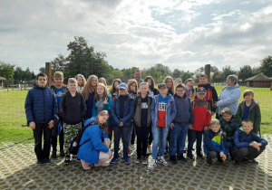 Grupa ponad dwudziestu uczniów z dwojgiem nauczycieli w ZOO Safari.