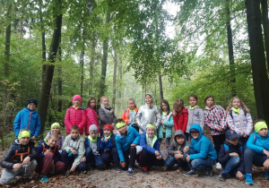 Szczęśliwi mieszkańcy "blokowisk" podziwiają przyrodę i oddychają świeżym powietrzem.