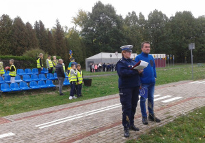 Egzaminatorzy obserwują zdających uczniów.