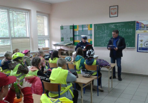 Pracownik WORD i pani policjantka podają wyniki egzaminu.