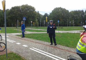 Policjantka i pracownik WORD egzaminują uczniów.