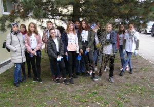 Klasa 7 c pozuje do zdjęcia pod sosną czarną.