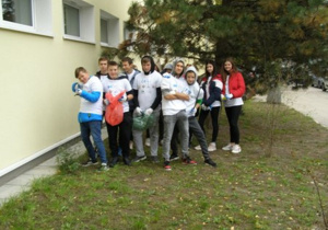 Klasa 8 b pozuje do zdjęcia pod sosną czarną.