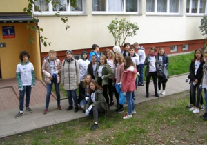 Klasa 7 c sprząta osiedle.
