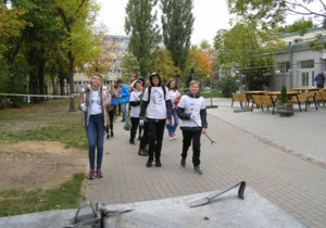 Uczniowie klasy 7 c podczas sprzątania.