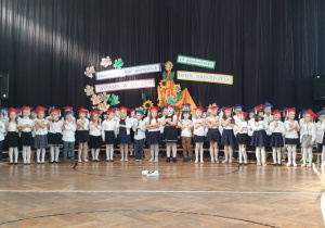 Dzieci śpiewają piosenkę, jej treść ilustrują gestami.