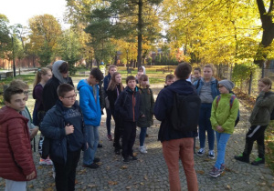 Grupa uczniów wraz z przewodnikiem w Parku Źródliska