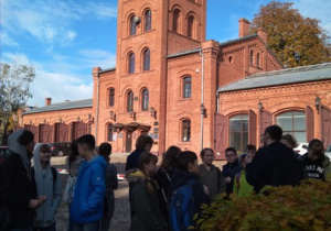 Grupa uczniów wraz z przewodnikiem na Księżym Młynie