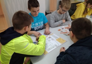 Uczniowie grający w grę „Księży Młyn”