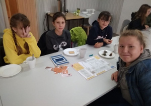 Uczennice grające w grę „Księży Młyn”