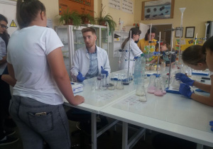 Przy stole laboratoryjnym.