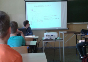 Oglądanie prezentacji o Szkole Przemysłu Spożywczego.