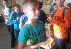 Jedzenie upieczonych bułeczek.