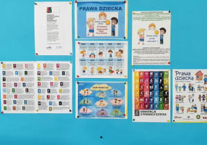 Na tablicy ogłoszeń znajdują się plakaty o prawach dziecka.