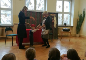 Przedstawienie kukiełkowe Teatru „Baju Bajka” prowadzone przez dwie aktorki.