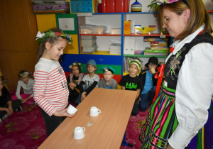 Dziewczynka we wróżbie andrzejkowej wylosowała różaniec.