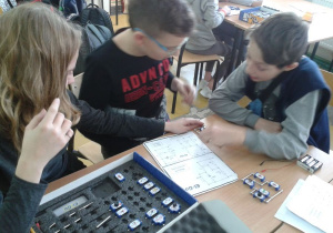Dzieci z klasy VId przyglądają się schematom elektrycznym.