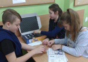 Dzieci łączą obwody elektryczne wg schematu.