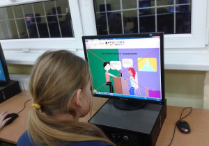 Uczennica ilustruje w programie Paint zasadę "Nie rozmawiaj z nieznajomymi".