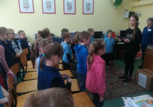Uczennica klasy V czyta słowa przysięgi pasowania na czytelnika.