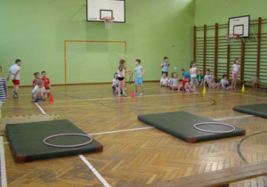 Przedszkolaki podzielone na cztery zespoły przygotowują się do pokonania toru przeszkód.