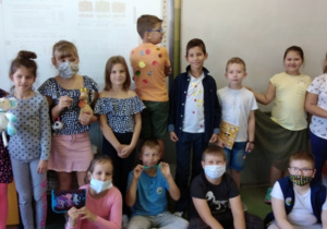 Grupa uczniów ubrana w stroje w kropki