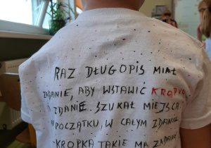 Wiersz napisany na koszulce dziecka