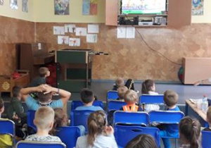 Projekcja jednego z filmów pt.: "Zasady bezpieczeństwa na rowerze" dla uczestników świetlicy.