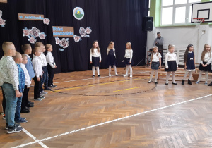 Uczniowie śpiewają piosenkę.