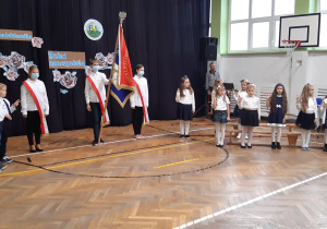 Pierwszoklasiści ślubują na sztandar szkoły.