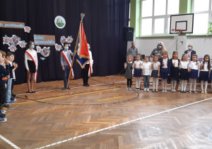 Składanie przysięgi przez uczniów na sztandar szkoły