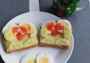 Wesołe kanapeczki – na razowym pieczywie, ser, jajko, ogórek, pomidorki ułożone w kształcie sowy