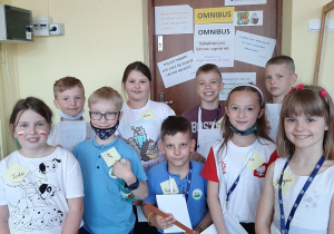 Grupa zadowolonych uczestników z upominkami