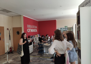 Pani opowiada uczniom o Bibliotece Otwartej