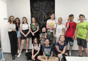 Zdjęcie grupowe w sali biblioteki Tuvim