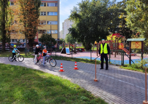 Egzamin na kartę rowerową - uczniowie pokonują tor przeszkód