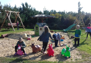 Dzieci bawią się na placu zabaw
