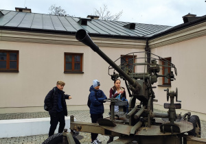 Oglądanie przez uczniów eksponatów przed muzeum