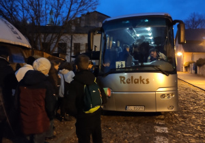 Uczniowie wsiadają do autokaru